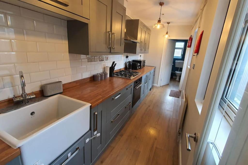 Contractors-City Centre-Parking-Sleeps 9 -Smart Tv, 2 Bathrooms! 考文垂 外观 照片