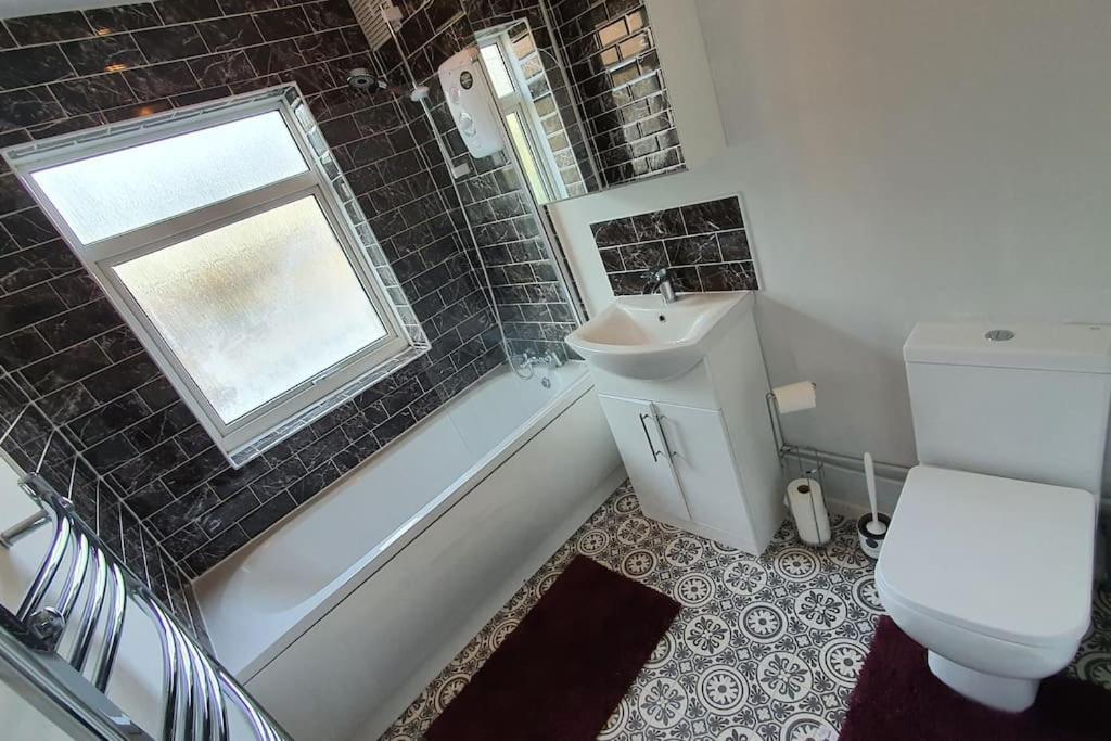 Contractors-City Centre-Parking-Sleeps 9 -Smart Tv, 2 Bathrooms! 考文垂 外观 照片